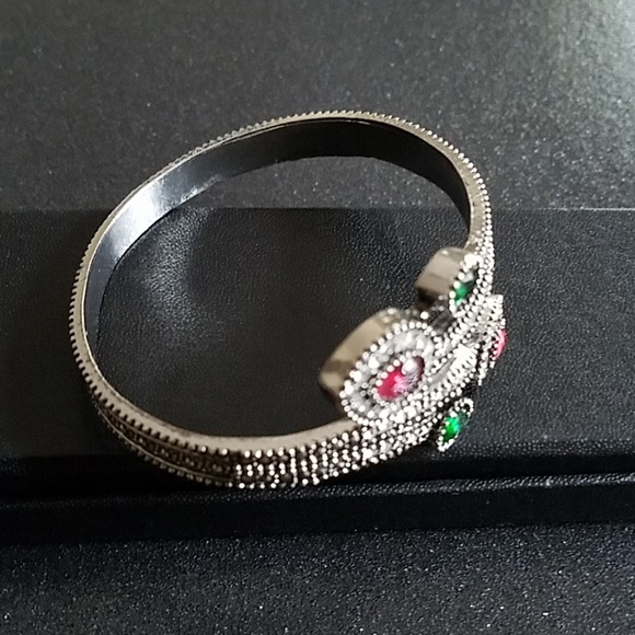 Costume jewelry bracelet - Picture 2 of 2